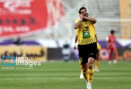 برتری سپاهان مقابل پرسپولیس در پایان نیمه نخست