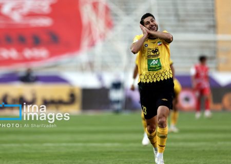 برتری سپاهان مقابل پرسپولیس در پایان نیمه نخست