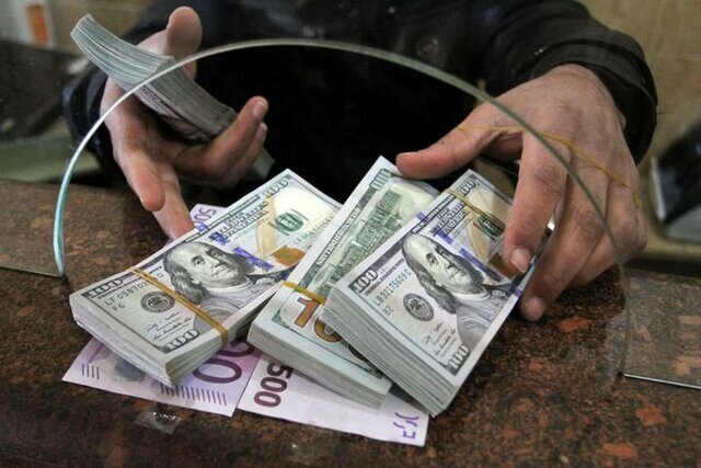 کاهش نرخ ارز در بازار رسمی؛ دلار و یورو پایین آمدند