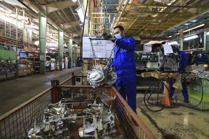 زیان ۲۵۰ هزار میلیاردی خودروسازان و راه حل بورسی