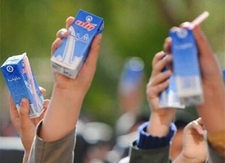 «شیر» تنها در مدارس ۴ استان توزیع شد/ توزیع در سراسر کشور منوط به پای کار آمدن شرکتهای لبنی