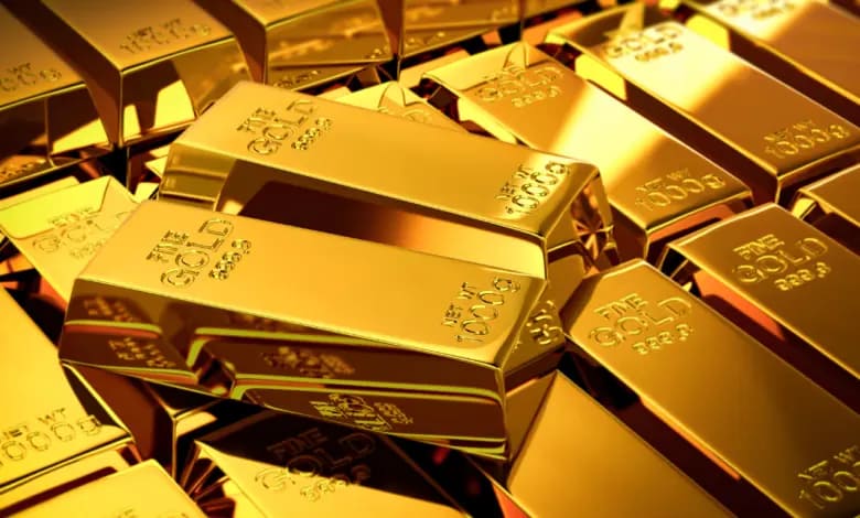 دو شمش طلای براق روی چند ردیف از آن‌ها